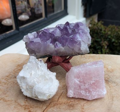 Extra ruw en  donker paars Magical Trio Amethist- Rozekwarts-Bergkristal en spatzuiver Bergkristal  middenmaat