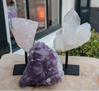 Extra speciaal Magical trio of Gouden driehoek met Rozekwarts en Bergkristal op standaard