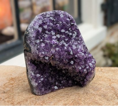 Extra speciaal Magical trio of Gouden driehoek met Amethist staand,  Bergkristal Angel Aura op standaard en Rozekwarts Madagascar.