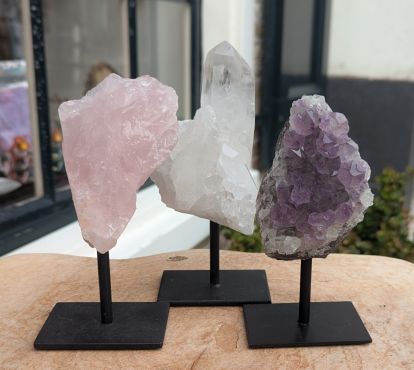 Super kwaliteit Magical Trio of De Gouden Driehoek Amethist Rozekwarts-Bergkristal op standaard Super kwaliteit Magical Trio of De Gouden Driehoek Amethist Rozekwarts-Bergkristal op standaard