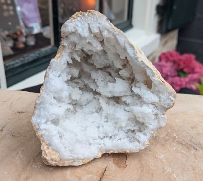 Nu voor een gereduceerde prijs! Speciale Super kwaliteit ruwe en 'sneeuw' witte Marokkaanse Bergkristal Geode  !