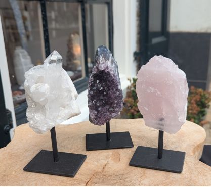 Super kwaliteit Magical Trio of De Gouden Driehoek Amethist Rozekwarts-Bergkristal op standaard