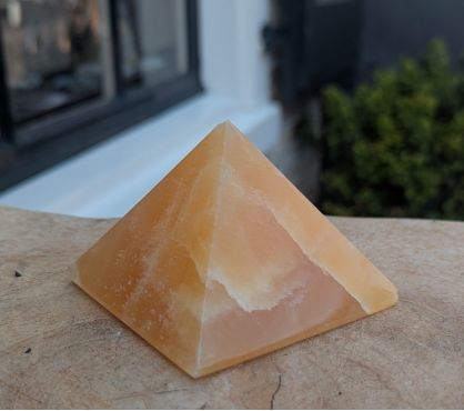 Schitterende kwaliteit Oranje calsiet pyramide