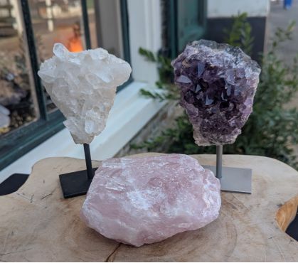 Extra speciaal Magical trio of Gouden driehoek met Amethist en Rozekwarts op standaard en  Marokkaans Bergkristal