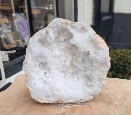 Super ruw en hagelwitte Marokkaanse Bergkristal Geode 'schaal'  XXL   nu in prijs verlaagd!