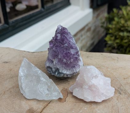 Magical Trio of Gouden Driehoek  Amethist- Rozekwarts-Bergkristal '  klein met helder sprankelend paarse Amethist