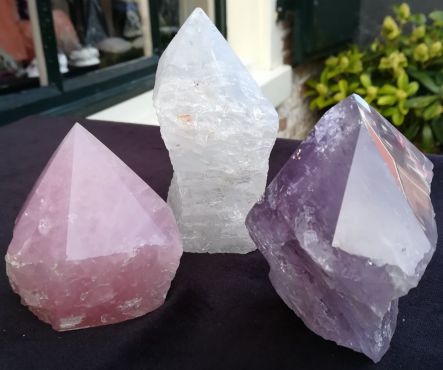 Magical Trio of Gouden Driehoek  Amethist- Rozekwarts-Bergkristal ' in geslepen punt kristallen
