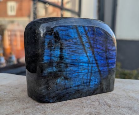 Labradoriet  staand diverse kleuren blauw rondom gepolijst