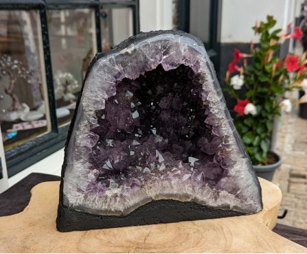 Super kwaliteit Amethist Grot Geode met helder donkerpaarse kristallen