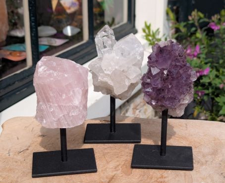 Super kwaliteit Magical Trio of De Gouden Driehoek Amethist Rozekwarts-Bergkristal op standaard