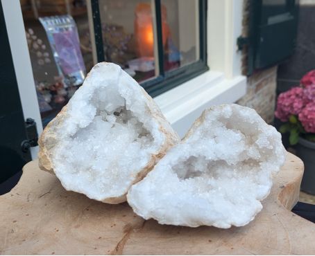 Nu voor een gereduceerde prijs! Speciale Super kwaliteit ruwe en 'sneeuw' witte Marokkaanse Bergkristal Geode  !
