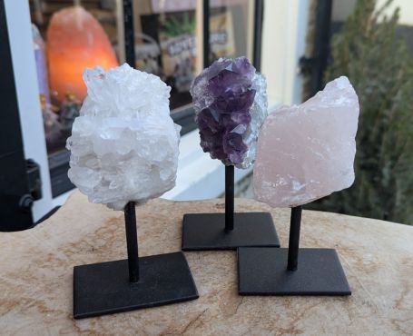 Super kwaliteit Magical Trio of De Gouden Driehoek Amethist Rozekwarts-Bergkristal op standaard