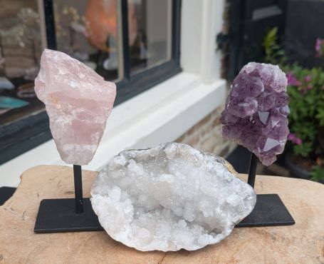 Extra speciaal Magical trio of Gouden driehoek met Amethist en Rozekwarts op standaard en  Marokkaans Bergkristal