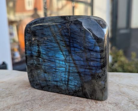 Labradoriet  staand diverse kleuren blauw rondom gepolijst