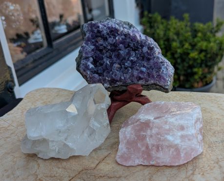 Extra ruw en  donker paars Magical Trio Amethist- Rozekwarts-Bergkristal en spatzuiver Bergkristal kleine middenmaat