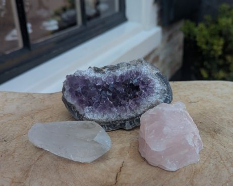 Magical Trio of De Gouden Driehoek Amethist- Rozekwarts-Bergkristal '  kleine middenmaat met  helder dieppaarse Amethist