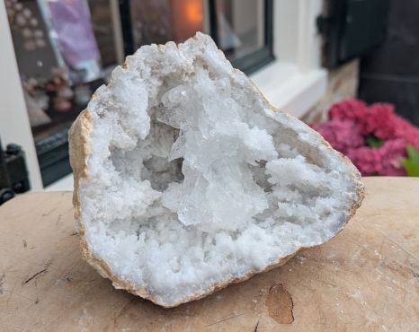 Nu voor een gereduceerde prijs! Speciale Super kwaliteit ruwe en 'sneeuw' witte Marokkaanse Bergkristal Geode  !