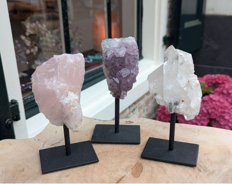 Super kwaliteit Magical Trio of De Gouden Driehoek Amethist Rozekwarts-Bergkristal op standaard