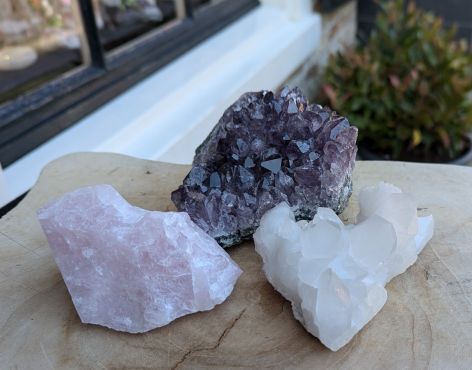 Heel Speciale en extra ruwe Magical Trio Amethist-Rozekwarts-Bergkristal  kleine middenmaat met donkerpaars Amethist