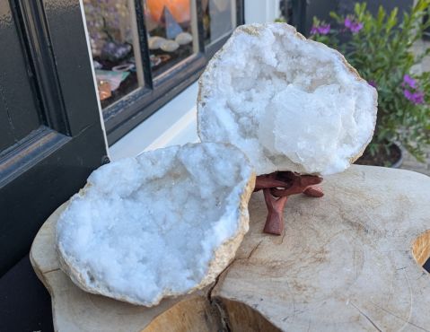 Nu voor een gereduceerde prijs! Speciale Super ruwe en 'sneeuw' witte Marokkaanse Bergkristal Geode  !