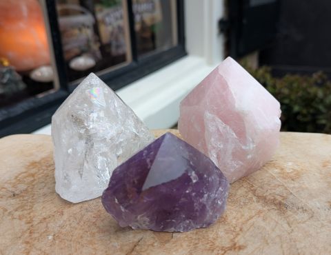 Magical Trio of Gouden Driehoek  Amethist- Rozekwarts-Bergkristal ' in geslepen ruwe punt kristallen medium size, extra natuur en extra helder - nu beschikbaar