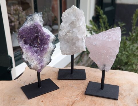 Super kwaliteit Magical Trio of De Gouden Driehoek Amethist Rozekwarts-Bergkristal op standaard
