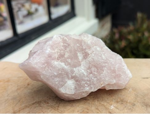 Zeer speciale Magical Trio of Gouden Driehoek  Amethist- Rozenkwarts-Bergkristal ' met spatzuiver Brazilie Amethist  helder paars  ook voor de kinderkamer