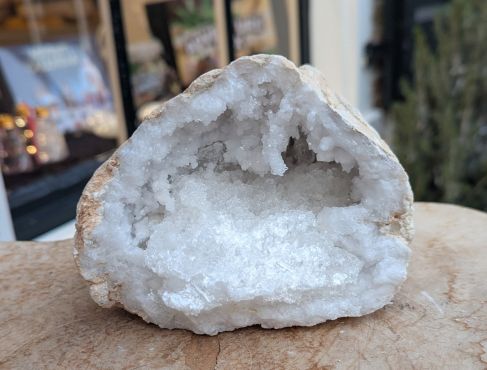 Speciale Super ruwe en 'sneeuw' witte Marokkaanse Bergkristal Geode  !