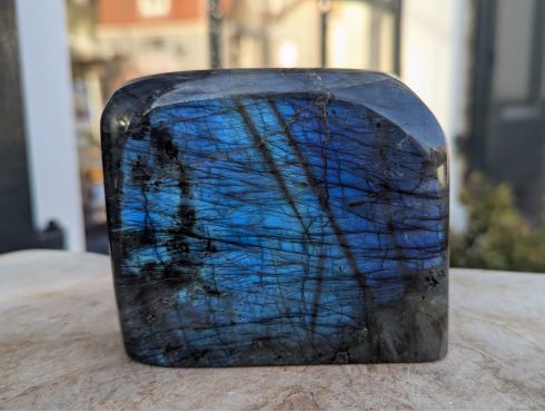 Labradoriet  staand diverse kleuren blauw rondom gepolijst