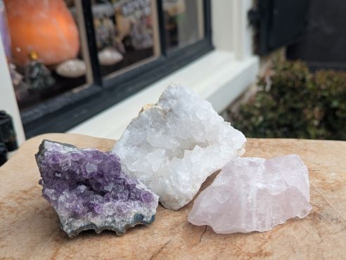 Magical Trio of Gouden Driehoek  Amethist- Rozekwarts-Bergkristal '  klein met helder donkerpaarse Amethist