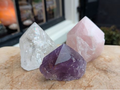 Magical Trio of Gouden Driehoek  Amethist- Rozekwarts-Bergkristal ' in geslepen ruwe punt kristallen medium size, extra natuur en extra helder - nu beschikbaar