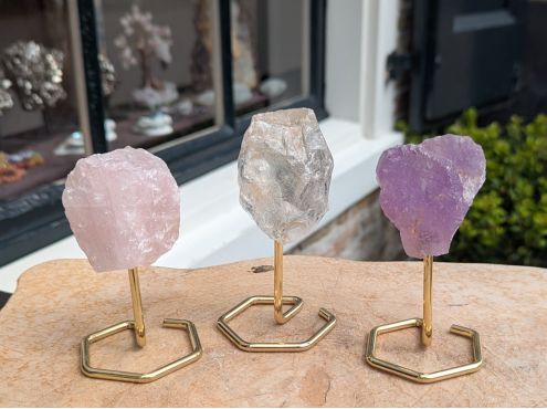 Super ruw en zuiver Magical Trio Amethist - Rozekwarts-Bergkristal ' of 'Gouden Driehoek'  klein op standaard