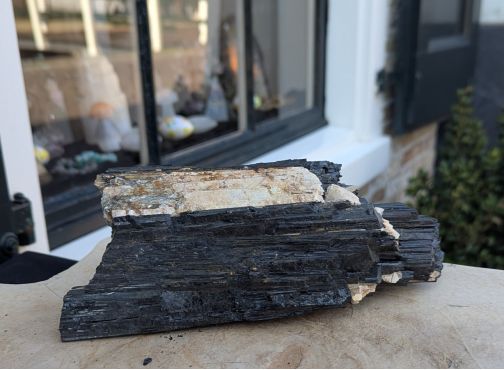 Zwarte Toermalijn ruw extra Large met mica en extra albiet