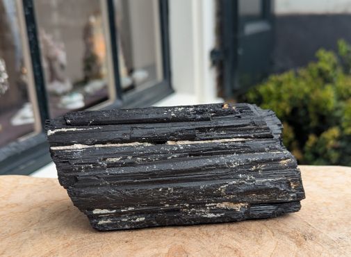 Zwarte Toermalijn ruw extra Large met mica en extra albiet