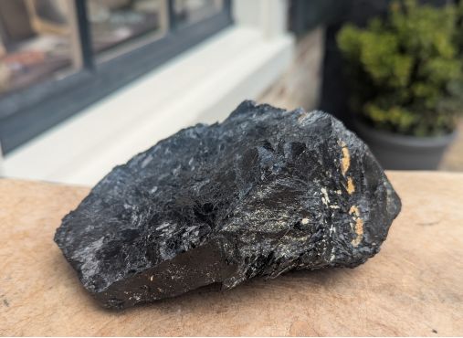 Zwarte Toermalijn ruw  Large met mica en extra albiet