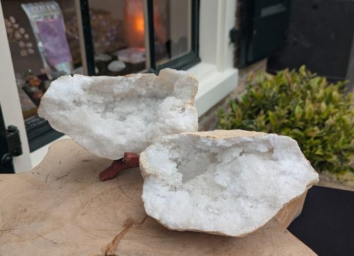Nu voor een gereduceerde prijs! Speciale Super kwaliteit ruwe en 'sneeuw' witte Marokkaanse Bergkristal Geode  !