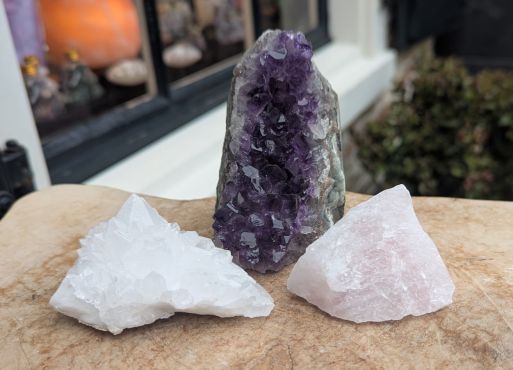 Super Magical Trio of Gouden Driehoek  Amethist- Rozekwarts-Bergkristal  met  donkerpaarse Uruguai Amethist staand