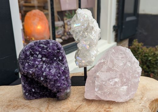 Extra speciaal Magical trio of Gouden driehoek met Amethist op standaard en Bergkristal geslepen ruwe punt en Rozekwarts angel aura geslepen ruwe puint.