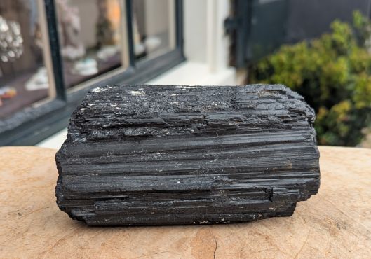 Zwarte Toermalijn ruw extra Large met mica en extra albiet