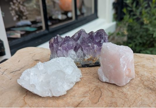 Speciale  Magical Trio of Gouden Driehoek  in de kleine maat met  Amethist,  Spatzuiver Brazilie Bergkristal  en Rozekwarts