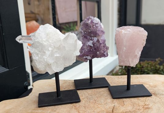 Super kwaliteit Magical Trio of De Gouden Driehoek Amethist Rozekwarts-Bergkristal op standaard
