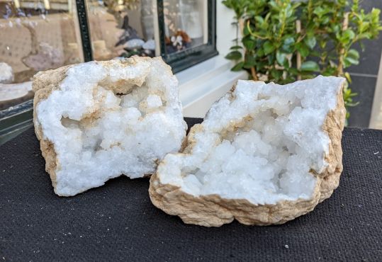 Spatzuivere Bergkristal Geode Marokko large met extra heldere kristallen