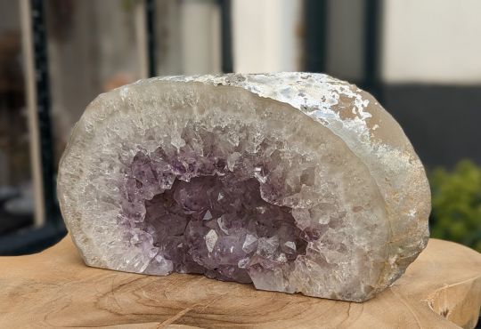 Super kwaliteit Amethist geode kleine maat met fijne zachtpaarse spatzuivere  kristallen!