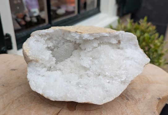 Nu voor een gereduceerde prijs! Speciale Super kwaliteit ruwe en 'sneeuw' witte Marokkaanse Bergkristal Geode  !