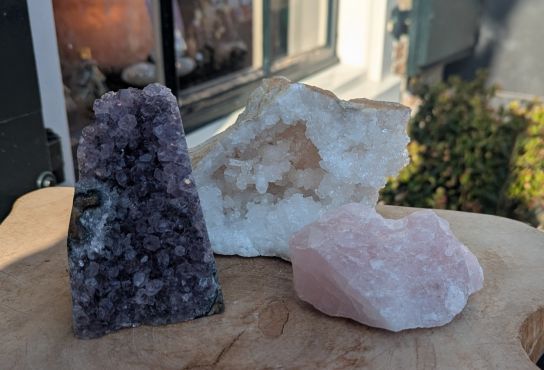 Hele speciale  Magical Trio of Gouden Driehoek  Amethist- Rozekwarts-Bergkristal ' met Amethist staand en Marokkaans Bergkristal