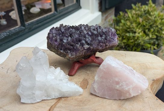Extra ruw en  donker paars Magical Trio Amethist- Rozekwarts-Bergkristal en spatzuiver Bergkristal  middenmaat