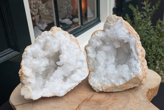 Nu voor een gereduceerde prijs! Speciale Super kwaliteit ruwe en 'sneeuw' witte Marokkaanse Bergkristal Geode  !