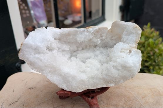 Nu voor een gereduceerde prijs! Speciale Super kwaliteit ruwe en 'sneeuw' witte Marokkaanse Bergkristal Geode  !
