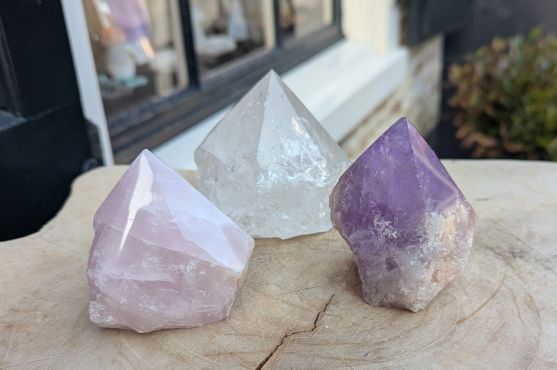Magical Trio of Gouden Driehoek  Amethist- Rozekwarts-Bergkristal ' in geslepen ruwe punt kristallen extra natuur en extra helder - nu beschikbaar