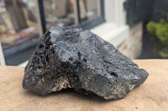 Zwarte Toermalijn ruw  Large met mica en extra albiet